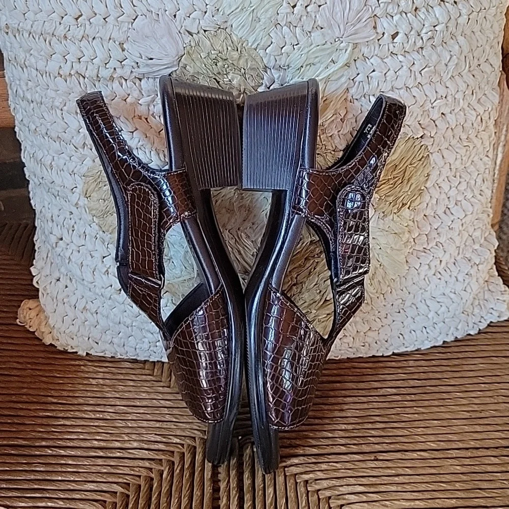 SAS Suntimer brown croc sandal, size 8.5N